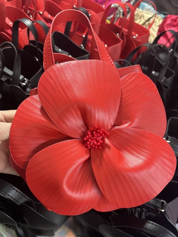 French Style Petal Flower Tote Bag One Shoulder Crossbody $78.50 Dana Fashion Color: Red Women's Bags Product information: Lining texture: no lining Color: pink, classic black, red, champagne gold Outer bag type: open pocket Hardness: medium Material: PU