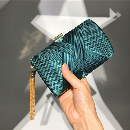 Fringed Metal Braided Diamond Buckle Banquet Evening Clutch Shoulder Bag $37.24 Dana Fashion Color: Apricot Women's Bags Product information: Product category: dinner bag Material: Polyester Opening method: lock Carrying parts: soft handle Strap root numb