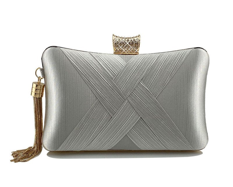 Fringed Metal Braided Diamond Buckle Banquet Evening Clutch Shoulder Bag $37.24 Dana Fashion Color: Silver Women's Bags Product information: Product category: dinner bag Material: Polyester Opening method: lock Carrying parts: soft handle Strap root numbe