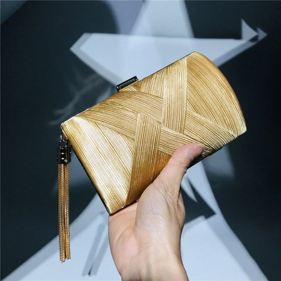 Fringed Metal Braided Diamond Buckle Banquet Evening Clutch Shoulder Bag $37.24 Dana Fashion Color: Apricot Women's Bags Product information: Product category: dinner bag Material: Polyester Opening method: lock Carrying parts: soft handle Strap root numb