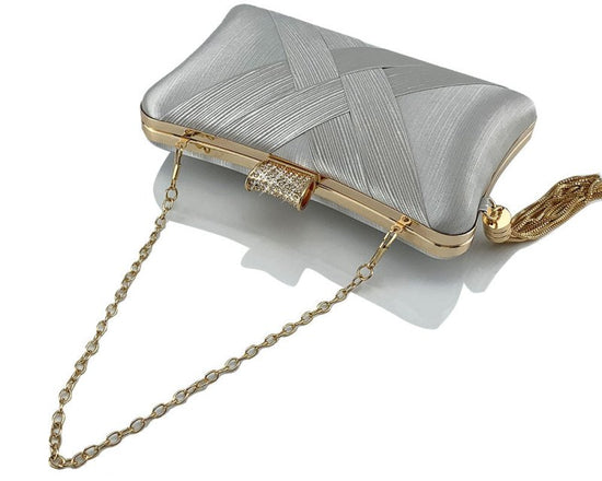 Fringed Metal Braided Diamond Buckle Banquet Evening Clutch Shoulder Bag $37.24 Dana Fashion Color: Apricot Women's Bags Product information: Product category: dinner bag Material: Polyester Opening method: lock Carrying parts: soft handle Strap root numb