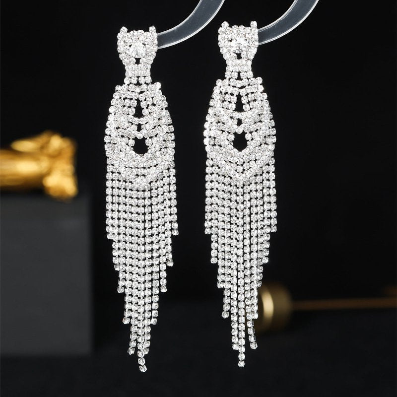 Full Diamond Long Tassel Women's Earrings $21.47 Dana Fashion Color: Golden AB Women's Accessories Product information: Color: gold, silver Applicable population: Female Material: Rhinestone Shape: Geometry Size: 12.8 * 1.8cm Packing list: Earrings*1Pair