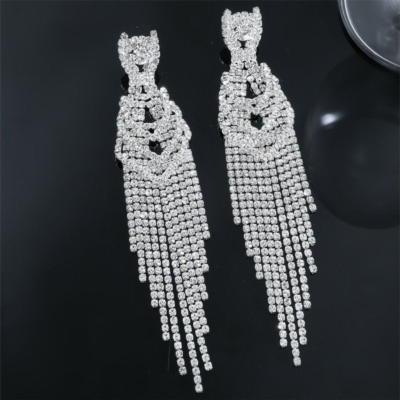 Full Diamond Long Tassel Women's Earrings $21.47 Dana Fashion Color: Golden AB Women's Accessories Product information: Color: gold, silver Applicable population: Female Material: Rhinestone Shape: Geometry Size: 12.8 * 1.8cm Packing list: Earrings*1Pair