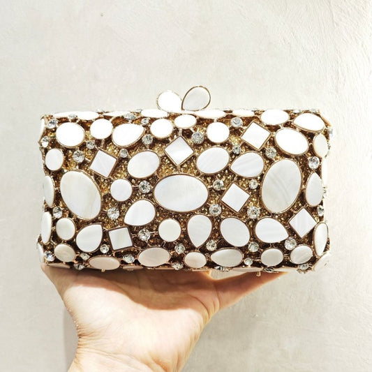 Full Diamond Shell Dinner Clutch Crystal Hollow Women's Bag $159.00 Dana Fashion Color: Gold Women's Bags Product information: Applicable Scenarios: Daily Matching Colour: Gold Material: PU Popular elements: Hollow, Diamond Style: fresh and sweet Size: Pa