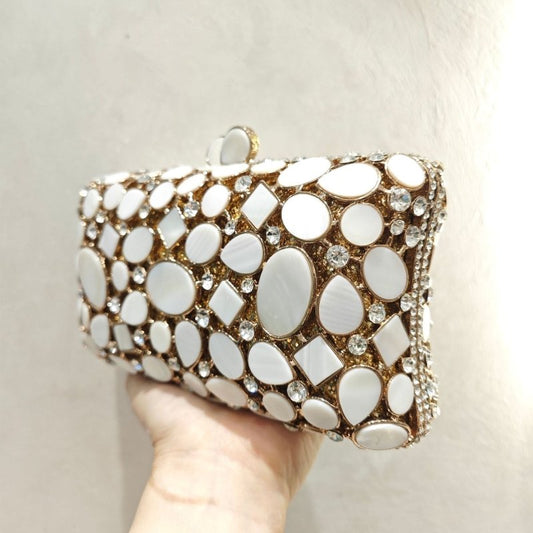 Full Diamond Shell Dinner Clutch Crystal Hollow Women's Bag $159.00 Dana Fashion Color: Gold Women's Bags Product information: Applicable Scenarios: Daily Matching Colour: Gold Material: PU Popular elements: Hollow, Diamond Style: fresh and sweet Size: Pa