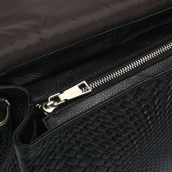 Genuine Leather Women's Woven Bag Crossbody Small Bag Women's Shoulder Messenger Bag $120.00 Dana Fashion Color: Black Women's Bags Product information: Lining texture: Polyester Pattern: solid color Color: Black Processing Method: embossing Outer bag typ