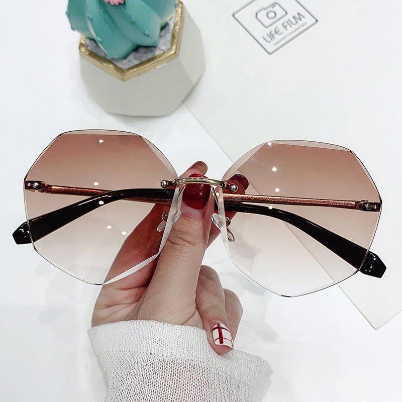 Glasses Cut-edge Sunglasses Polygonal Ladies Sunglasses $19.00 Dana Fashion Color: Gradually tea Women's Accessories Product information: Glasses structure: frame Whether it is polarized: No Lens material: TAC Frame material: metal Style: Female Strength: