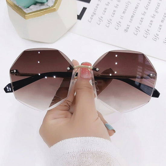 Glasses Cut-edge Sunglasses Polygonal Ladies Sunglasses $19.00 Dana Fashion Color: Deep tea Women's Accessories Product information: Glasses structure: frame Whether it is polarized: No Lens material: TAC Frame material: metal Style: Female Strength: stro