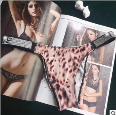 Glossy Thin Belt Hip-Lifting Sports Fitness Underwear Women $29.50 Dana Fashion Color: Leopard Size: L Women's clothing Specification: Function: Hip lift Material: Polyester fiber (polyester) Style: Sexy Waist type: High waist Clothing style details: Diam