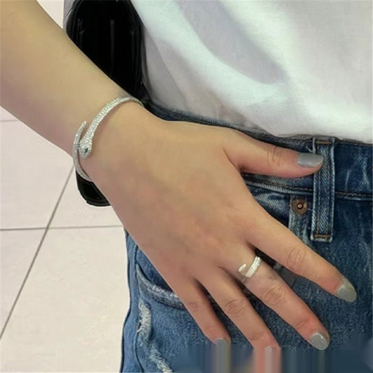 Golden Silver Snake Female Open-ended Bracelet $98.50 Dana Fashion Color: Gold Bracelet Women's Accessories Product information: Treatment Process: Electroplating Color: gold snake bracelet, silver bracelet Applicable population: Female Material: Alloy Mo