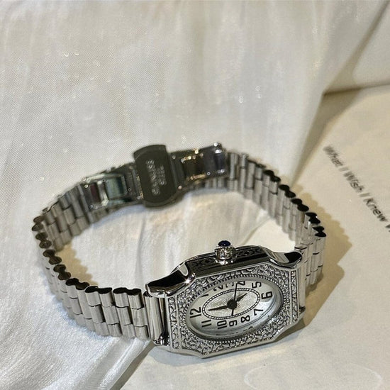 Good-looking Steel Belt Artistic Design Carved Retro Style Small Watch For Women $54.00 Dana Fashion Color: Gold Strap Gold Noodles Women's Accessories Product information: Color: Silver Streak white noodles, gold strap white noodles, gold strap gold nood