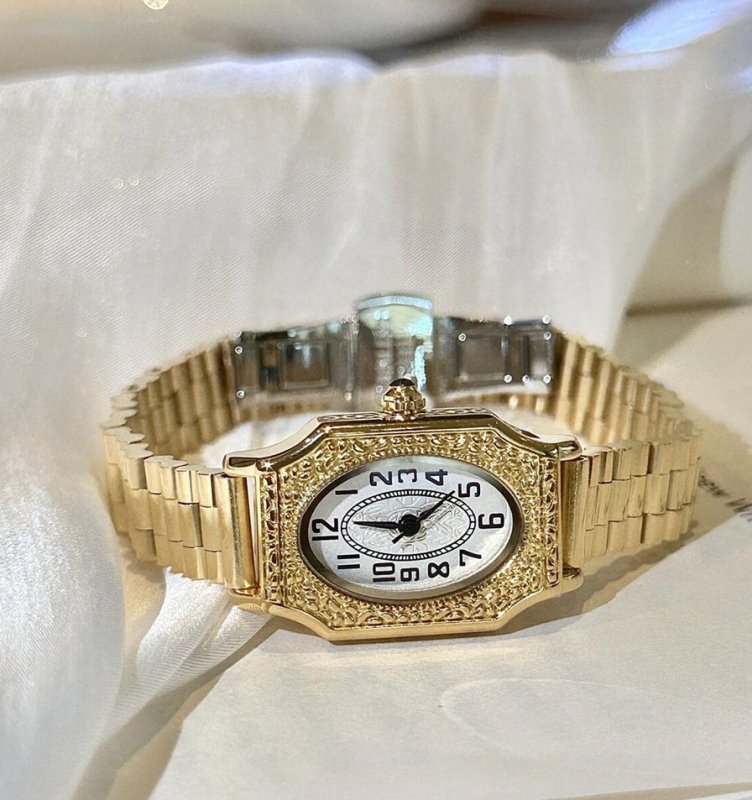 Good-looking Steel Belt Artistic Design Carved Retro Style Small Watch For Women $54.00 Dana Fashion Color: Gold Strap White Noodles Women's Accessories Product information: Color: Silver Streak white noodles, gold strap white noodles, gold strap gold noo