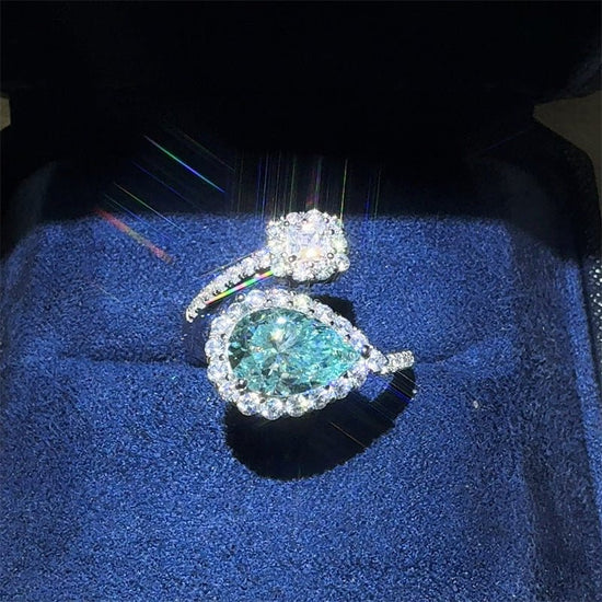 Green Drip 2 Karat Moissanite Women's Ring $149.00 Dana Fashion Color: 2 Karat Green Size: No 10 Women's Accessories Product information: Type: Ring Treatment Process: Diamond Color: 2 karat green water drops moissanite ring Applicable people: women Size: