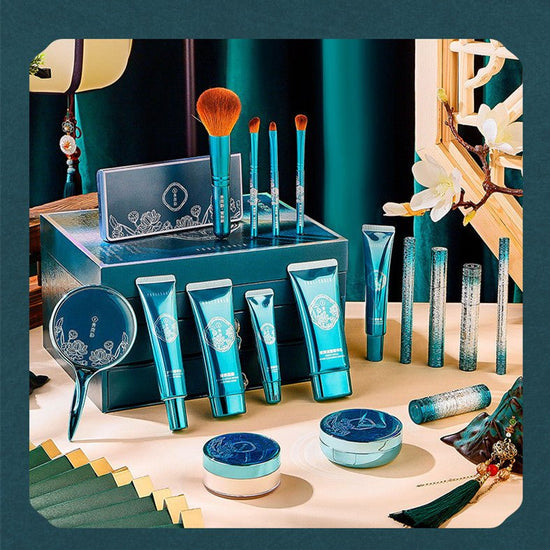 Green Lotus Beauty Makeup And Skin Care 18 Pieces Suit $150.00 Dana Fashion Color: Makeup 18piece set makeup Product information: Color: Qingheyun makeup set 18 pieces+gift bag Efficacy: concealer, beautify and even skin color Net content: 0.8g (lipstick)