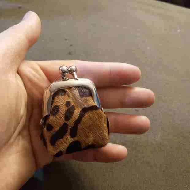 Hand-held One-shoulder Chain Decoration Dumpling Clip Coin Purse $25.75 Dana Fashion Color: Leopard Print Women's Bags Product information: Material: First layer cowhide Style: Clutch Handbag method: one shoulder crossbody Size: 3*3 * 3cm Packing list: 1*