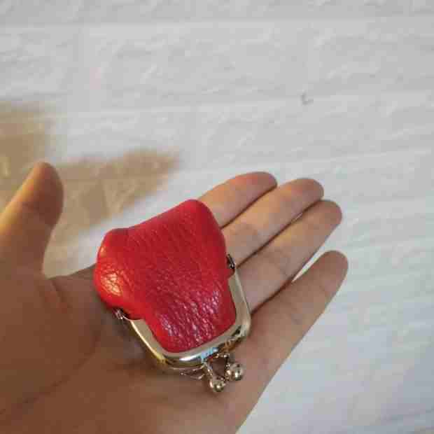 Hand-held One-shoulder Chain Decoration Dumpling Clip Coin Purse $25.75 Dana Fashion Color: Red Litchi Pattern Women's Bags Product information: Material: First layer cowhide Style: Clutch Handbag method: one shoulder crossbody Size: 3*3 * 3cm Packing lis