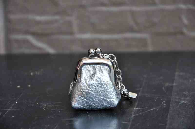 Hand-held One-shoulder Chain Decoration Dumpling Clip Coin Purse $25.75 Dana Fashion Color: Silver Women's Bags Product information: Material: First layer cowhide Style: Clutch Handbag method: one shoulder crossbody Size: 3*3 * 3cm Packing list: 1* Purse