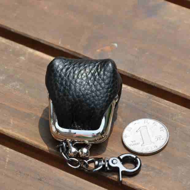 Hand-held One-shoulder Chain Decoration Dumpling Clip Coin Purse $25.75 Dana Fashion Color: Black Women's Bags Product information: Material: First layer cowhide Style: Clutch Handbag method: one shoulder crossbody Size: 3*3 * 3cm Packing list: 1* Purse P