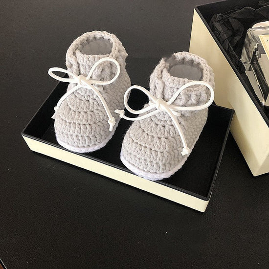 Hand-Woven Baby Shoes, Baby Shoes For Men and Women $39.70 Dana Fashion Color: Blue Size: 10cm Baby & Mother Product information: Main fabric composition: Regenerated cellulose fiber 9 cm full moon 10 cm March June 11 cm July September 12 cm October Decem