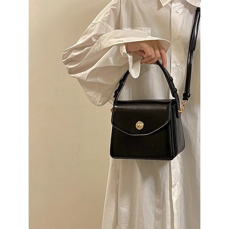 Handbag Women's Fashion Retro Messenger Bag $30.42 Dana Fashion Color: Black Size: 20x17x8cm Women's Bags Product information: Lining texture: Polyester Color: Black, retro red, cherry blossom powder, Milky White Hardness: medium and soft Size: length 20c