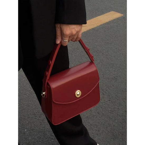 Handbag Women's Fashion Retro Messenger Bag $30.42 Dana Fashion Color: Retro Red Size: 20x17x8cm Women's Bags Product information: Lining texture: Polyester Color: Black, retro red, cherry blossom powder, Milky White Hardness: medium and soft Size: length