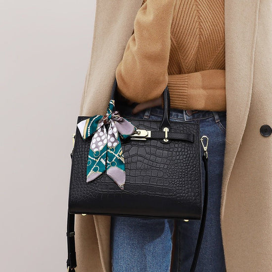 Handbags Female Large Capacity Mom Bag $147.50 Dana Fashion Color: Black Women's Bags Product information: Handbags female large capacity mom bag Lining texture: fabric Color: Black, Blue Outer bag type: Three-dimensional pocket Hardness: medium Material: