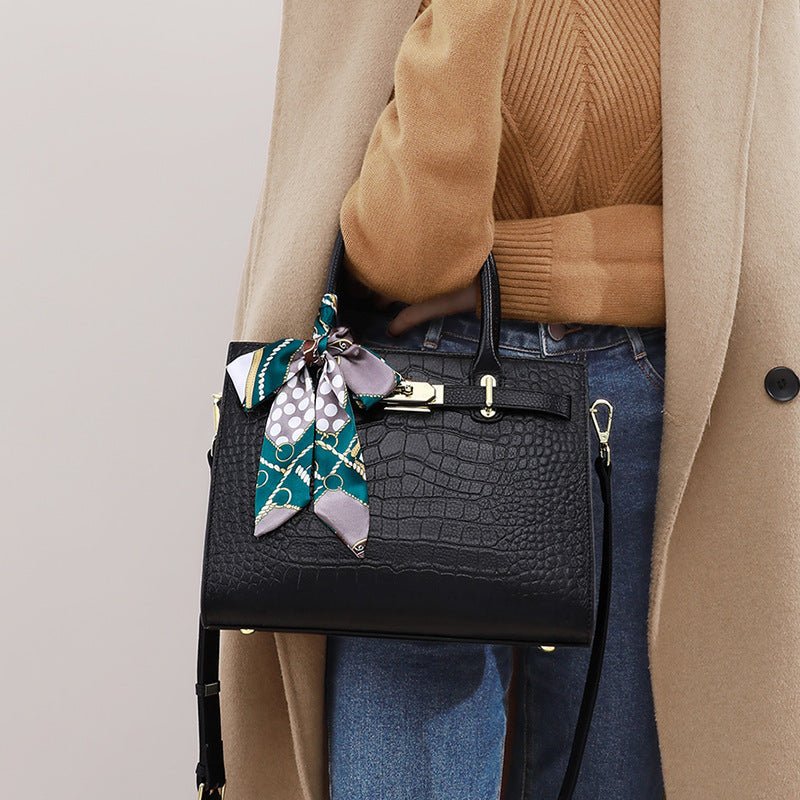 Handbags Female Large Capacity Mom Bag $147.50 Dana Fashion Color: Black Women's Bags Product information: Handbags female large capacity mom bag Lining texture: fabric Color: Black, Blue Outer bag type: Three-dimensional pocket Hardness: medium Material: