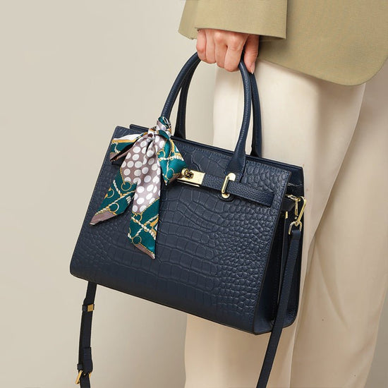 Handbags Female Large Capacity Mom Bag $147.50 Dana Fashion Color: Black Women's Bags Product information: Handbags female large capacity mom bag Lining texture: fabric Color: Black, Blue Outer bag type: Three-dimensional pocket Hardness: medium Material:
