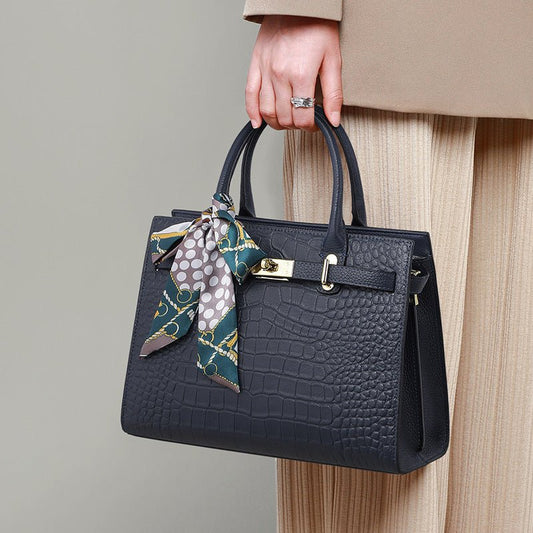 Handbags Female Large Capacity Mom Bag $147.50 Dana Fashion Color: Black Women's Bags Product information: Handbags female large capacity mom bag Lining texture: fabric Color: Black, Blue Outer bag type: Three-dimensional pocket Hardness: medium Material: