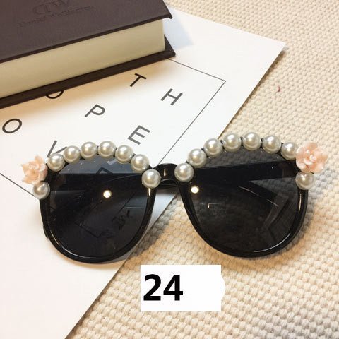 Handmade flower diamond sunglasses $20.42 Dana Fashion Style: 24Style Women's Accessories Lens material: Acrylic Frame material: plastic UV resistance level: UV400
