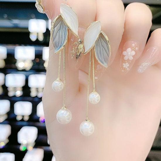 High-end Fashion 925 Silver Needle Autumn And Winter Leaves Pearl Tassel Earrings $13.51 Dana Fashion Color: 427 Gray White Women's Accessories Product information: Treatment Process: baking varnish Color: 408 champagne, 427 gray White Applicable people: