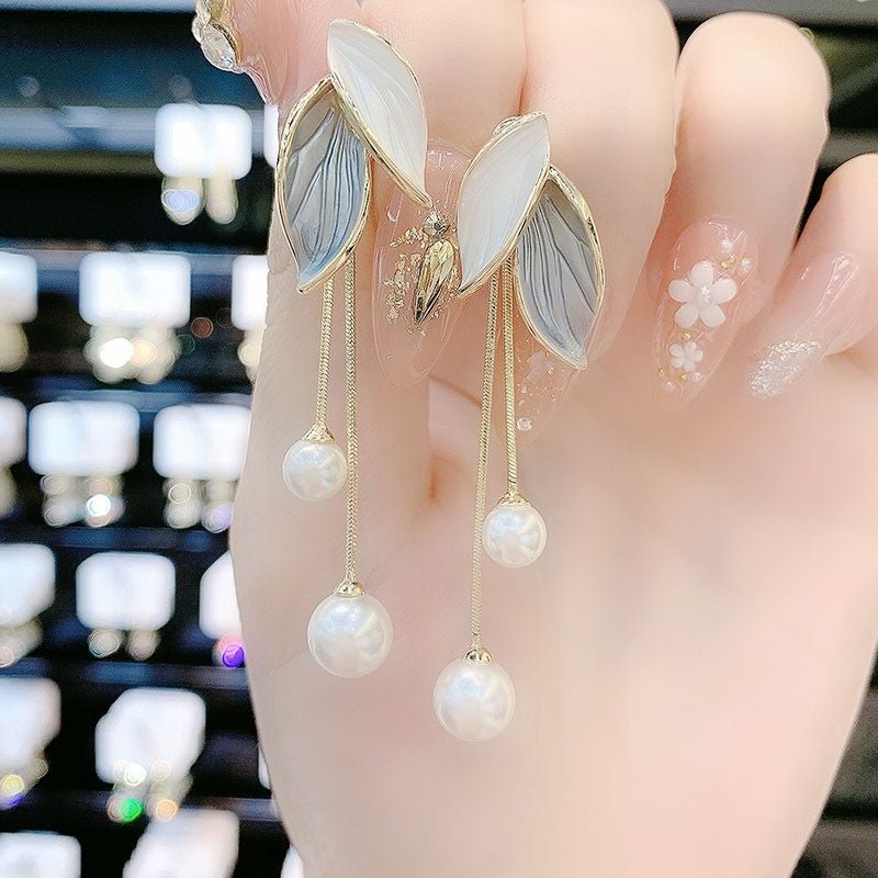 High-end Fashion 925 Silver Needle Autumn And Winter Leaves Pearl Tassel Earrings $13.51 Dana Fashion Color: 427 Gray White Women's Accessories Product information: Treatment Process: baking varnish Color: 408 champagne, 427 gray White Applicable people: