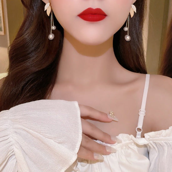 High-end Fashion 925 Silver Needle Autumn And Winter Leaves Pearl Tassel Earrings $13.51 Dana Fashion Color: 408 Champagne Women's Accessories Product information: Treatment Process: baking varnish Color: 408 champagne, 427 gray White Applicable people: w