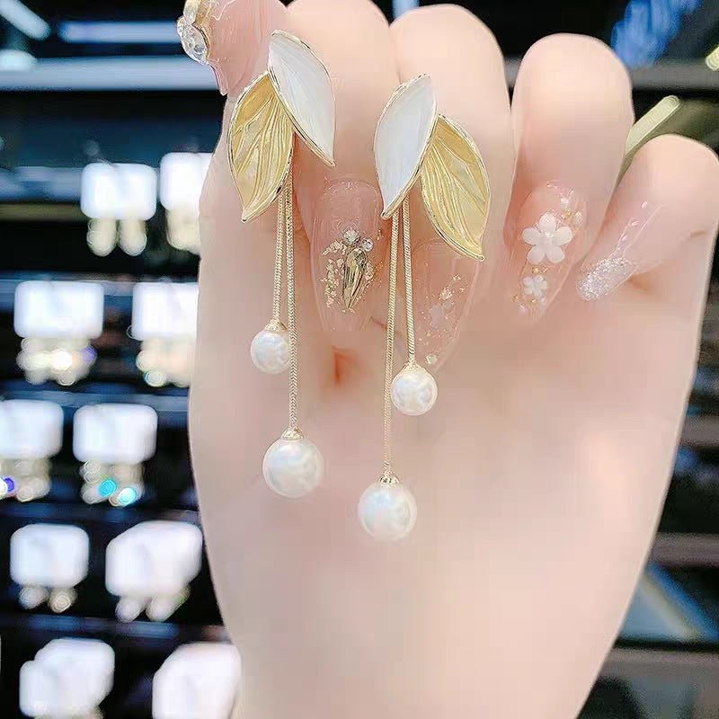 High-end Fashion 925 Silver Needle Autumn And Winter Leaves Pearl Tassel Earrings $13.51 Dana Fashion Color: 408 Champagne Women's Accessories Product information: Treatment Process: baking varnish Color: 408 champagne, 427 gray White Applicable people: w