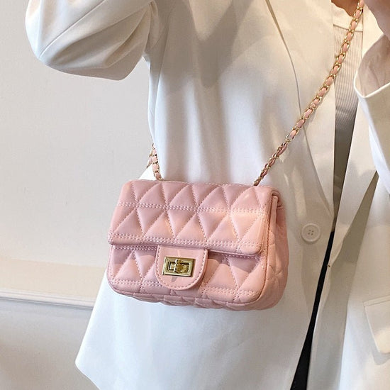 High-grade Diamond Pattern Chain Bag Women's Simple All-match $22.99 Dana Fashion Color: Black Women's Bags Product information: Lining texture: PU Applicable scenario: Daily matching Color: black, white, pink Outer bag type: Sandwich pocket Hardness: sof