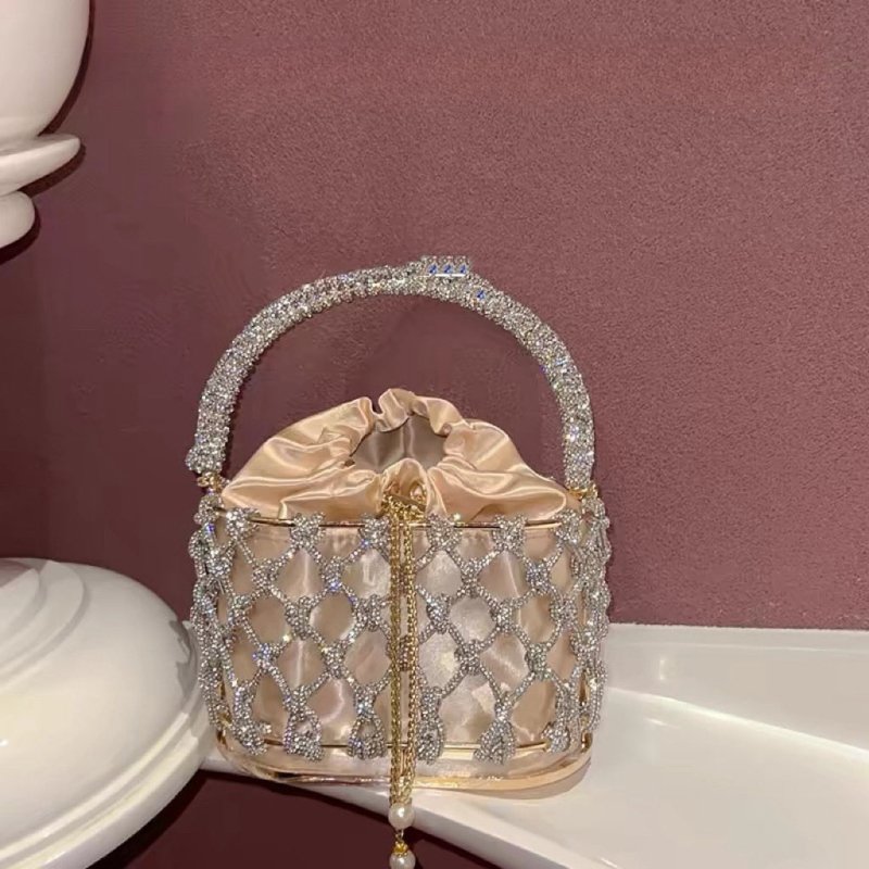 High-grade Heavy Hand-woven Shiny Rhinestone Strip Metal Birdcage Portable Basket $89.50 Dana Fashion Color: Silver Women's Bags Product information: Lining texture: Nylon Color: silver, gold, black, green, colorful, light blue Material: Rhinestone Popula