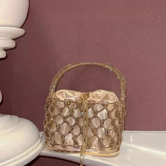 High-grade Heavy Hand-woven Shiny Rhinestone Strip Metal Birdcage Portable Basket $89.50 Dana Fashion Color: Gold Women's Bags Product information: Lining texture: Nylon Color: silver, gold, black, green, colorful, light blue Material: Rhinestone Popular