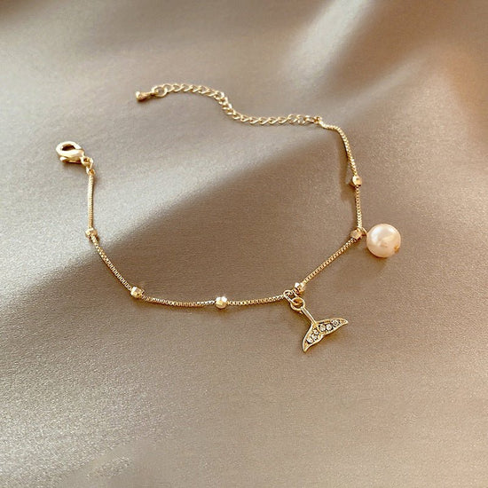 High-grade Light Luxury And Simplicity Pearl Bracelet $14.90 Dana Fashion Color: Fishtail Bracelet D002 Gold Women's Accessories Product information: Treatment Process: Electroplating Color: Pearl bracelet-S128 gold, pearl double layer bracelet-S330 gold,