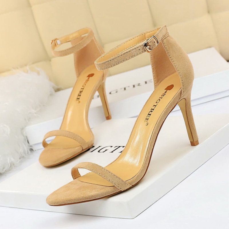 High-heeled suede open-toe pumps $35.90 Dana Fashion Color: Apricot 8CM Size: 34 Women's shoes Upper material: suede Sole Material: Rubber Popular elements: hollow Sole technology: Viscose shoes Inside material: imitation leather Upper height: low Back st
