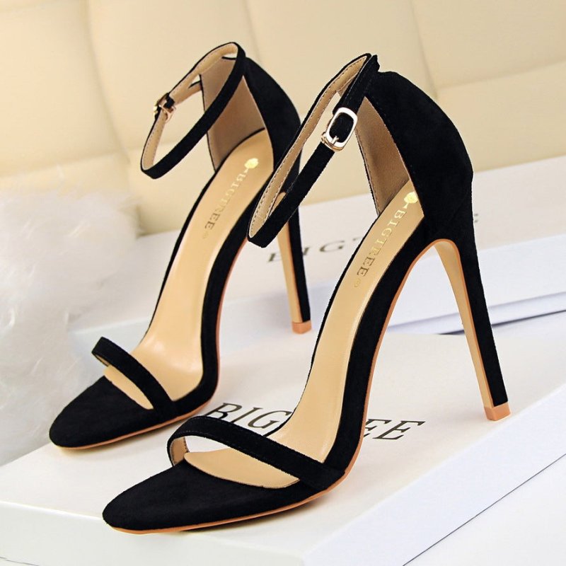 High-heeled suede open-toe pumps $35.90 Dana Fashion Color: Apricot 11CM Size: 34 Women's shoes Upper material: suede Sole Material: Rubber Popular elements: hollow Sole technology: Viscose shoes Inside material: imitation leather Upper height: low Back s