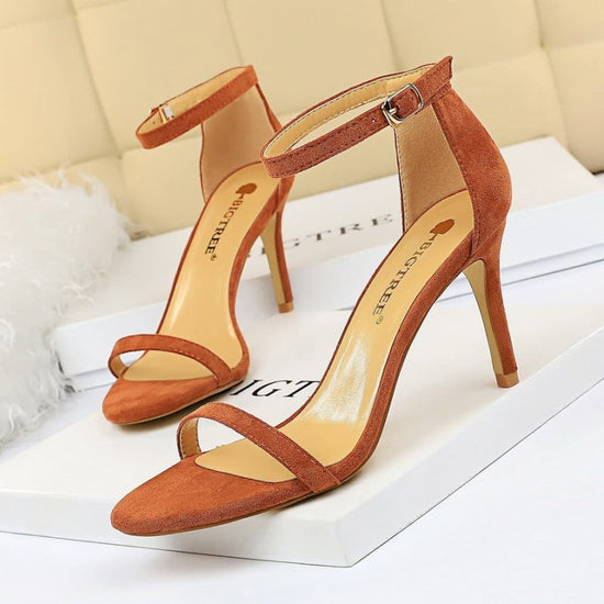 High-heeled suede open-toe pumps $35.90 Dana Fashion Color: Light brown 8CM Size: 34 Women's shoes Upper material: suede Sole Material: Rubber Popular elements: hollow Sole technology: Viscose shoes Inside material: imitation leather Upper height: low Bac