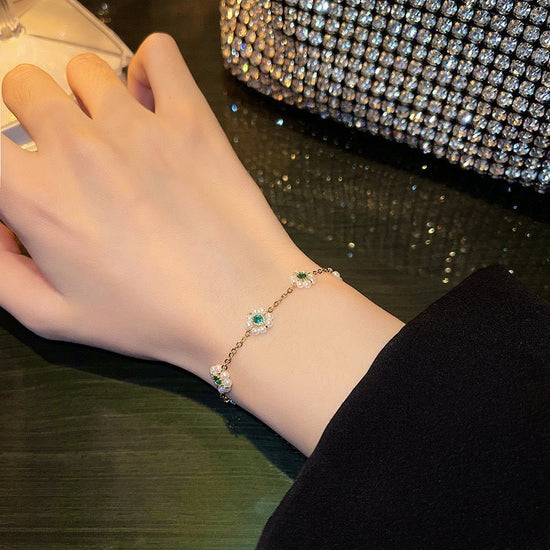 High Sense Non-mainstream Style Pearl Bracelet All-match Fashion Emerald $12.72 Dana Fashion Color: White Purity: PT990 Women's Accessories Product information: Processing process: manual Color: White Applicable people: women Style: Women's Material: Imit