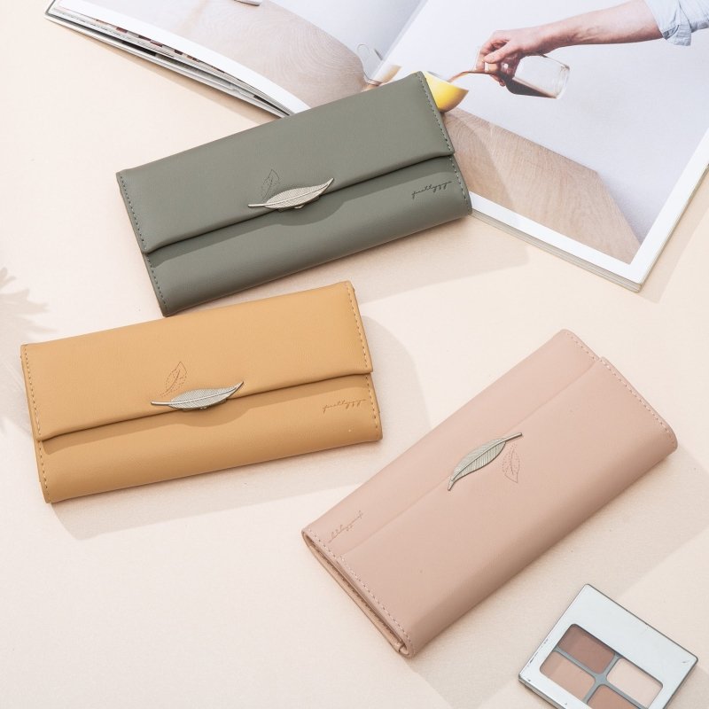 Hipster Style Leaf Buckle Simple Long Wallet Ladies $31.78 Dana Fashion Color: Orange Women's Bags Product information: Pattern: solid color Lining texture: Polyester Applicable scenario: Daily configuration Color: Orange Function: Zoom Material: PU leath