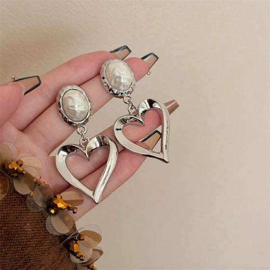 Hollow Heart-shaped Earrings Unique Exaggerated $19.00 Dana Fashion Color: Silver Gold Plated Women's Accessories Product information: Color: real gold plated, real gold plated silver Material: Alloy Popular elements: love Packing list: A pair of earrings