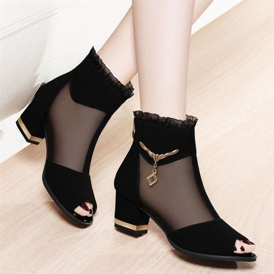 Hollow High Heels Chunky Heel All-matching $35.99 Dana Fashion Color: Black Size: 35 Women's shoes معلومات المنتج: مادة البطانة: شبكة شكل حامل أصابع القدم: فم السمكة اللون: أسود مادة الجزء العلوي من الحذاء: شبكة المقاس: 35،36،37،38،39،40،41،42 طريقة الارت