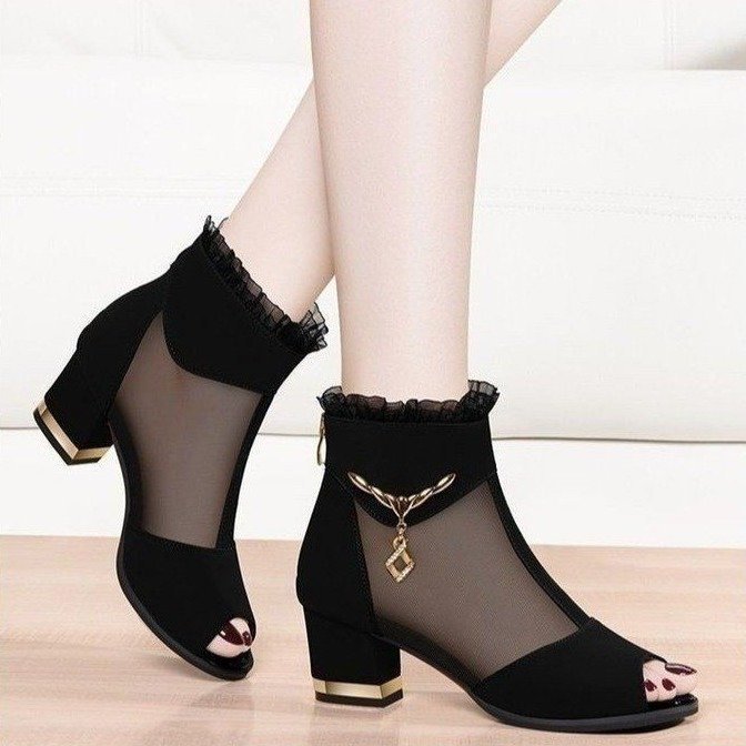 Hollow High Heels Chunky Heel All-matching $35.99 Dana Fashion Color: Black Size: 35 Women's shoes معلومات المنتج: مادة البطانة: شبكة شكل حامل أصابع القدم: فم السمكة اللون: أسود مادة الجزء العلوي من الحذاء: شبكة المقاس: 35،36،37،38،39،40،41،42 طريقة الارت