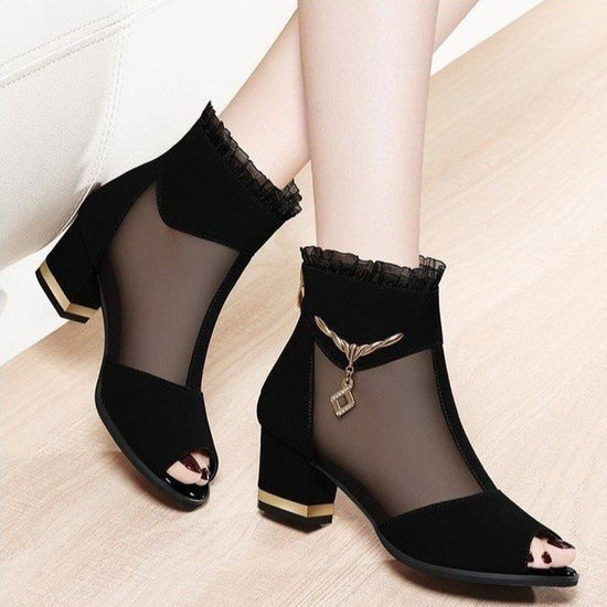 Hollow High Heels Chunky Heel All-matching $35.99 Dana Fashion Color: Black Size: 35 Women's shoes معلومات المنتج: مادة البطانة: شبكة شكل حامل أصابع القدم: فم السمكة اللون: أسود مادة الجزء العلوي من الحذاء: شبكة المقاس: 35،36،37،38،39،40،41،42 طريقة الارت