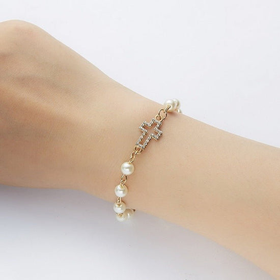 Hollow Rhinestone Pearl Bracelet Multi-style Adjustable $8.50 Dana Fashion Color: 8 Eyes Rhinestone Women's Accessories Product information: Treatment Process: Pearl Inlay Color: Cross, 8 words round, Moon XINGX, starfish, butterfly, heart-shaped wings, 8