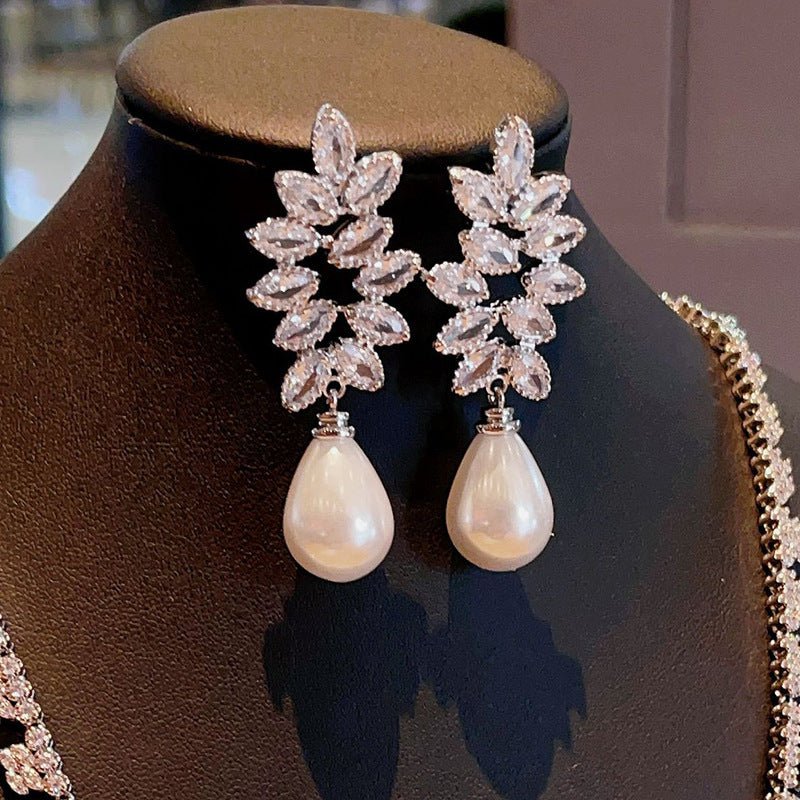 Horse Eye Leaf Earrings Female Drop-shaped $15.04 Dana Fashion Color: E3667 White Gold Color Women's Accessories Product information: Color: E3667 White Gold Applicable population: Female Material: Copper Shape: Leaf, drop shape, geometry Popular elements