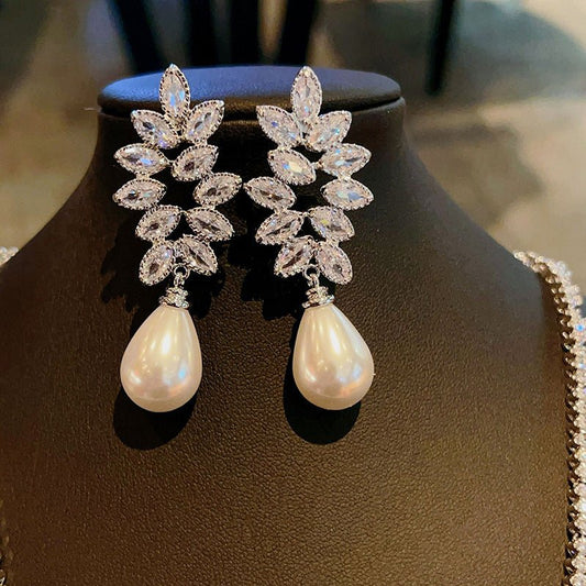 Horse Eye Leaf Earrings Female Drop-shaped $15.04 Dana Fashion Color: E3667 White Gold Color Women's Accessories Product information: Color: E3667 White Gold Applicable population: Female Material: Copper Shape: Leaf, drop shape, geometry Popular elements